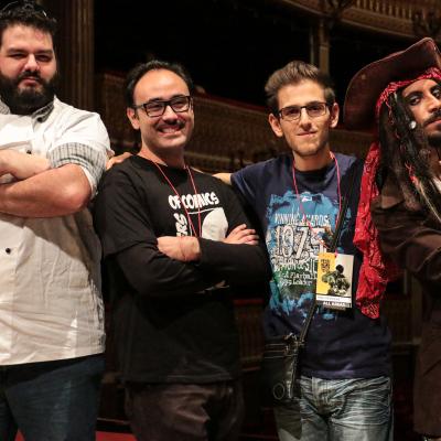 Masters Of Comics In Posa Sul Palco Del Teatro